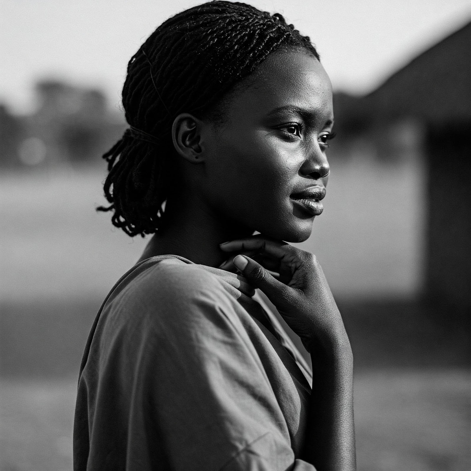 Jeune femme hottentote plongée dans ses pensées, reflétant les traits traditionnels et la présence culturelle des Khoikhoi
