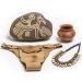 Sammlung von Khoisan-Kulturartefakten, einschließlich eines Felsens mit Malerei, eines Lederlendentuchs, eines Keramiktopfs und einer Halskette aus Straußeneiperlen